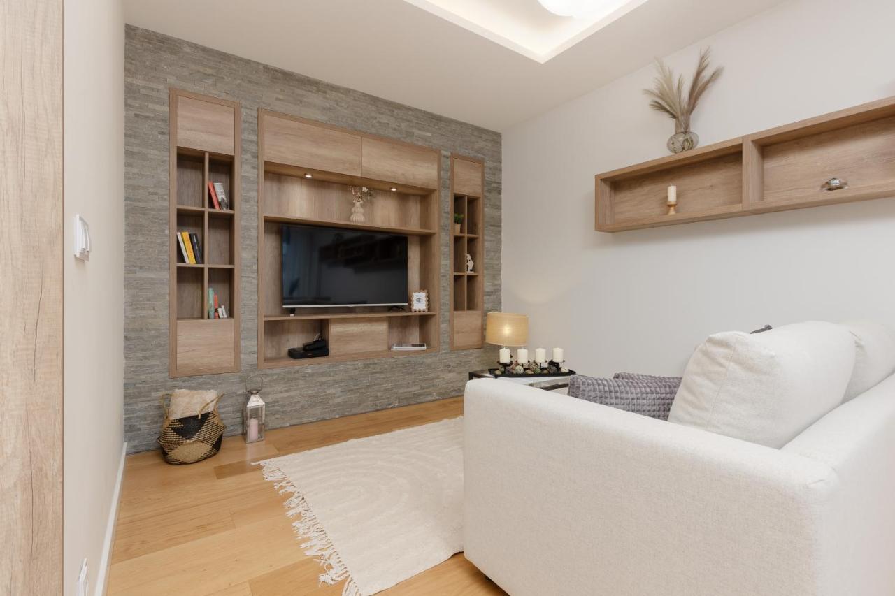 Spacious Lodygowa Ideal For Families By Renters Apartment Warschau